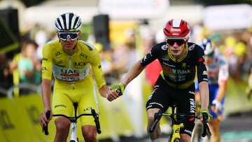 Tadej Pogacar y Jonas Vigengaard se saludan en la meta de Le Puy de Sancy.