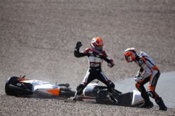 Los pilotos holandeses de Moto3, Bryan Schouten y Scott Deroue, se fueron a las manos tras una caída durante el GP de Alemania.
