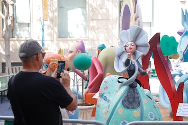 Las fallas visten las calles de Alicante. 