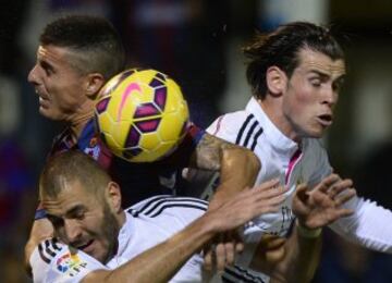 Abraham Minero jugador del Eibar recibe un golpe en el pómulo en una jugada con Karim Benzema y Gareth Bale