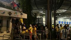 Fans use barricades as ladders to climb into the Hard Rock Stadium for the Copa America Finals between Argentina and Colombia in Miami Gardens, Florida, U.S., July 14, 2024. REUTERS/Maria Alejandra Cardona