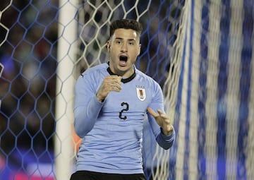 Defensa: Jos&eacute; Mar&iacute;a Gim&eacute;nez, Uruguay