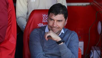 GRANADA (ANDALUCIA), 18/02/2024.- El entrenador uruguayo del Granada, Alexander Medina, reacciona este domingo durante la jornada 25 de Laliga EA Sports, entre el Granada CF y el UD Almería, en el Nuevo Estadio Los Carmenes de Granada. EFE/ Pepe Torres
