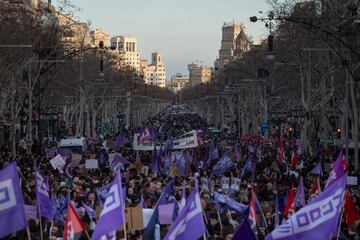 La gente asiste a una manifestación para conmemorar el Día Internacional de la Mujer en Barcelona, España.