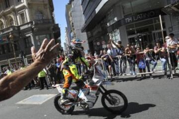 Aficionados saludan el paso de vehículos participantes en el Rally Dakar 2015. 


