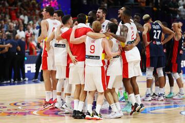 Los jugadores espa?oles celebran la medalla de oro.