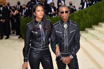 Helen Lasichanh y Pharrell Williams