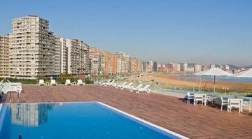 Piscina y playa se dan la mano en el NH Gijón