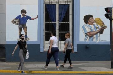 Mural de Diego Armando Maradona en una esquina del barrio de Palermo en Buenos Aires, Argentina.