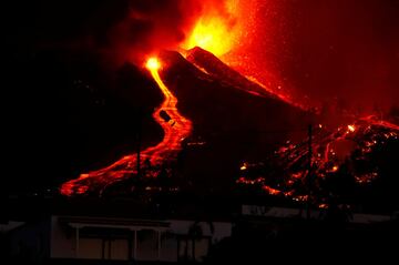 La erupción volcánica ayer (domingo 19 de septiembre) en los alrededores de Las Manchas, en El Paso (La Palma), después de que el complejo de la Cumbre Vieja acumulara miles de terremotos en la última semana, conforme el magma iba presionando el subsuelo en su ascenso. Las autoridades habían comenzado horas antes evacuar a las personas con problemas de movilidad en cuatro municipios.