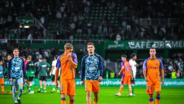 Jugadores del Málaga, tras la derrota.