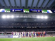 El Real Madrid y el Barcelona durante un partido de LaLiga en el Santiago Bernabéu.