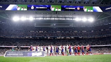 El Real Madrid y el Barcelona durante un partido de LaLiga en el Santiago Bernabéu.