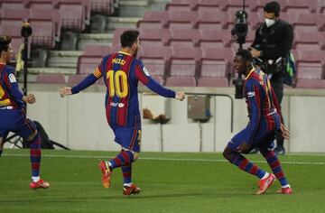 1-0. Ousmane Dembélé celebró el primer gol que marcó en el minuto 90.