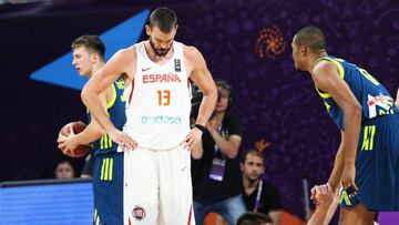 CORRIGE GU&Iacute;A - TUR40 - ESTAMBUL (TURQU&Iacute;A), 14/9/2017.- Marc Gasol (c) de Espa&ntilde;a reacciona en el juego ante Eslovenia hoy, jueves 14 de septiembre de 2017, durante su juego de la semi final de Eurobasket 2017, en Estambul (Turqu&iacute;a). EFE/TOLGA BOZOGLU