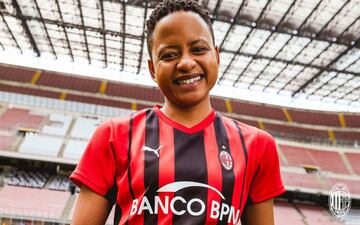 I Rossoneri ha presentando la que será la equipación para la temporada 21/22 realizada por la marca deportiva Puma. El conjunto femenino tiene como publicidad el logo del Banco BPM.
