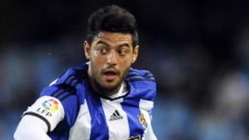 Carlos Vela en acci&oacute;n durante un partido de la Real Sociedad, equipo al que lleg&oacute; en 2011.