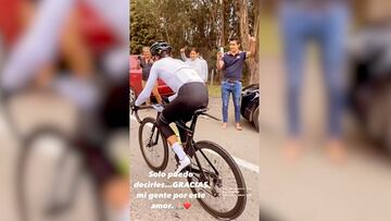 En pleno entrenamiento el ciclista fue saludado por estos aficionados que se orillaron para darle paso.