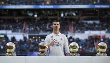 Cristiano Ronaldo tiene en su haber cinco Balones de Oro. En la foto, posa con los cuatro Balones de Oro que ha ganado en el Real Madrid (2013, 2014, 2016 y 2017).
