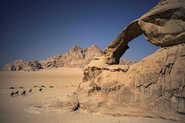 Un grupo de cinco jinetes a caballo participa en la prueba Galopes de Jordania, una carrera de 200 kilómetros, repartidos en cinco etapas, con salida en el desierto de Wadi Rum y llegada en el desierto lunar de la ciudad de Petra. Se trata de una dura prueba a través de diversas áreas protegidas declaradas Patrimonio de la Humanidad.