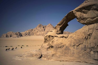 Un grupo de cinco jinetes a caballo participa en la prueba Galopes de Jordania, una carrera de 200 kilómetros, repartidos en cinco etapas, con salida en el desierto de Wadi Rum y llegada en el desierto lunar de la ciudad de Petra. Se trata de una dura prueba a través de diversas áreas protegidas declaradas Patrimonio de la Humanidad.