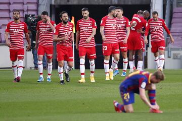 Los jugadores del Granada celebrando el gol del empate de Darwin Machís 