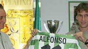 <b>POR TERCERA VEZ.</b> Las presentaciones de Alfonso con el Betis empiezan a ser algo habitual. Por tercera vez en siete años, el delantero empieza la temporada en la capital sevillana.