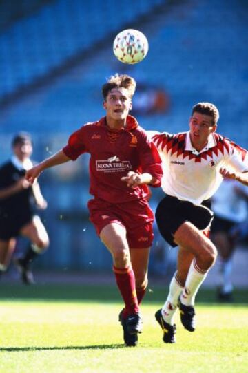 En las siguientes temporadas empezó a disputar encuentros de forma más regular y marcó su primer gol el 4 de septiembre de 1994, en el empate 1:1 ante el U. S. Foggia.
