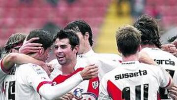 <b>FELIZ. </b>Coke es felicitado por sus compañeros tras marcar un gol.