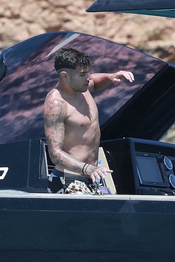 El lateral izquierdo del Real Madrid Theo Hernández se encuentra de vacaciones en Ibiza junto a sus amigos y pareja para relajarse antes de decidir su futuro.