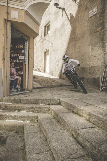 Debido a la situación sanitaria, la organización de O Marisquiño tuvo que adoptar medidas para evitar aglomeraciones y una de ellas fue realizar el Mountain Bike Downtown por el centro de Vigo sin público. Quienes viven allí sí pudieron disfrutarlo, tal y como se puede ver en la imagen. Y vieron a Edgar Carballo (no es el de la foto) bajar más rápido que nadie por las estrechas calles del Casco Vello. 