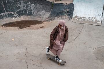 Las ni?as patinan en un parque de skate como parte de un entrenamiento semanal del grupo Ethiopian Girls Skate, en Addis Abeba, Etiop¨ªa. El Ethiopian Girls Skate es una iniciativa que promueve el skateboarding entre ni?as de diferentes or¨ªgenes sociales para para mejorar su salud mental y empoderarlas. El grupo fue fundado hace 2 a?os por los skaters Sosina Chala y Mickey Asfaw, y en ¨¦l participan alrededor de 35 chicas.