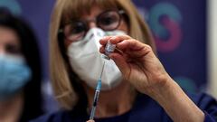 FILE PHOTO: A nurse prepares a fourth dose of coronavirus disease (COVID-19) vaccine as part of a trial in Israel, at Sheba Medical Center in Ramat Gan, Israel December 27, 2021. REUTERS/Ronen Zvulun/File Photo