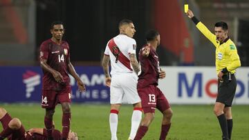 Soccer Football - World Cup - South American Qualifiers - Peru v Venezuela - Estadio Nacional, Lima, Peru  - September 5, 2021  Peru&#039;s Paolo Guerrero is shown a yellow card by referee Luis Quiroz Pool via REUTERS/Martin Mejia