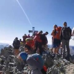 Colas, masificación y sin mascarilla para hacer cima en los Pirineos