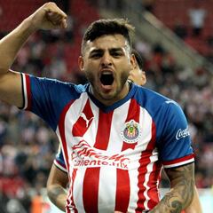 El golazo de Alexis Vega que mantiene la esperanza de Chivas