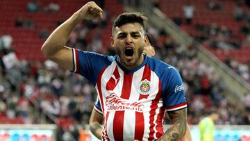 El delantero de Guadalajara marcó un gol de antología ante los querernos con los que se abrió el camino para los rojiblancos en el duelo de la fecha 18.