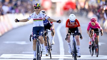 Kim Le Court celebra su triunfo en la meta de Lieja.