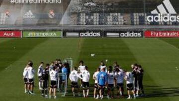 La plantilla del Madrid, ayer, antes de comenzar la sesión.