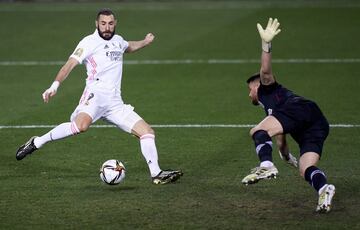 1-2. El VAR validó el primer gol que marcó Karim Benzema.