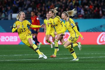Las futbolistas suecas celebran el gol de Rebecka Blomqvist que en ese momento mandaba el partido a la prórroga.