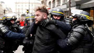 La polic&iacute;a francesa arrest&oacute; a un hombre durante una manifestaci&oacute;n de los chalecos amarillos en Par&iacute;s.