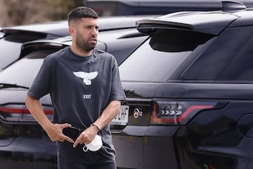 Jordi Alba llegando a la rueda de prensa.