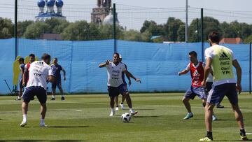 Sampaoli sigue probando: entrenó con tres centrales