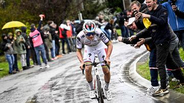 El ciclista belga Remco Evenepoel rueda en solitario durante la Lieja-Bastoña-Lieja 2023.