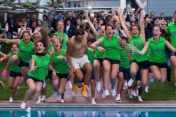 Rafa Nadal se sumerge en la piscina después de derrotar a Kei Nishikori en la final del torneo Conde de Godó