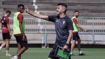 Ania hace indicaciones