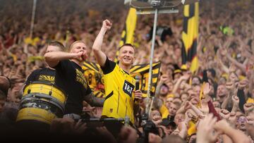 Dortmund (Germany), 18/05/2024.- Dortmund's Marco Reus celebrates with the fans after the German Bundesliga soccer match between Borussia Dortmund and SV Darmstadt 98 in Dortmund, Germany, 18 May 2024. (Alemania, Rusia) EFE/EPA/FRIEDEMANN VOGEL CONDITIONS - ATTENTION: The DFL regulations prohibit any use of photographs as image sequences and/or quasi-video.
