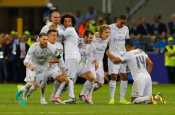 El cuadro merengue comienza a celebrar en el momento en que vence por penales a Atlético, en la final de la Champions. Recuento gentileza de El País.