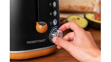 Tenemos un tostador con doble ranura y varillas para calentar pan, bollería y pasteles